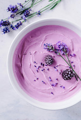 Sommerliches Brombeer-Lavendel-Eis - Sundea