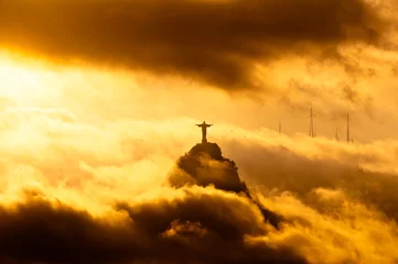Fototapeten Corcovado-Berg mit Christus-Erlöser-Statue in den Wolken bei Sonnenuntergang in Rio de Janeiro, Brasilien © Donatas Dabravolskas