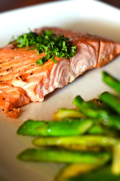 Salm&oacute;n al grill con verdes