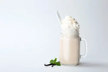 Papier Peint photo Lavable Milk-shake Pot Mason avec délicieux milk-shake sur fond blanc