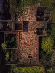 Casa antiga e abandonada em ruinas