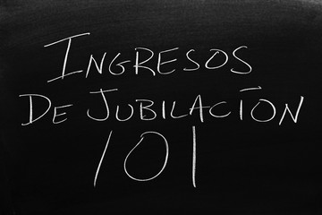 The words Ingresos De Jubilación 101 on a blackboard in chalk.  Translation: Retirement Income 101