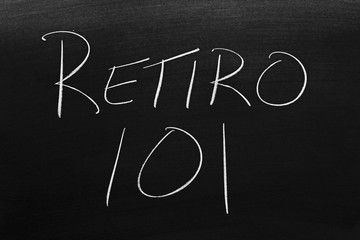 The words Retiro 101 on a blackboard in chalk.  Translation: Retirement 101