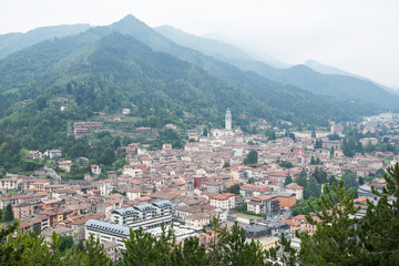 Fototapeta na wymiar Clusone (Lombardia, Italia) - Panorama della cittadina dal colle Crosio in una giornata nuvolosa