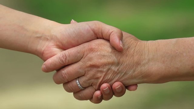高齢女性との握手