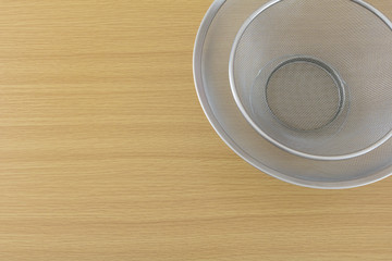 テーブルと金属ザル