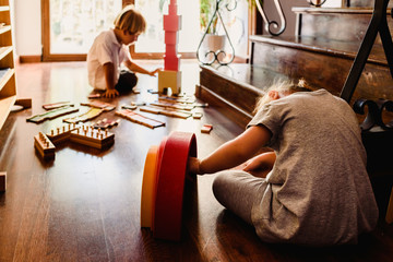 Children playing with pink tower in a Montessori class