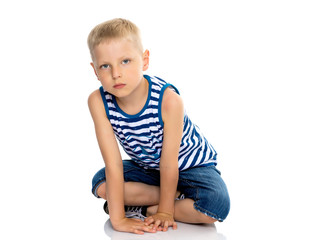 Naklejka premium little boy is sitting on the floor