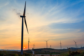 Obraz premium Silhouette of wind turbines farm