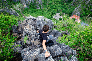 Male travelers The beauty of the surrounding (Khao Daeng viewpoint), which is located in Prachuap Khiri Khan, Thailand, is a tourist attraction to visit the beauty of the journey.