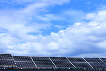 青空とソーラーパネル