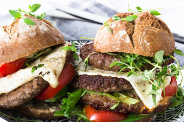 Leckere homemade Burger mit Ziegenkäse im Vollwert-Brötchen, gesundes Fastfoood