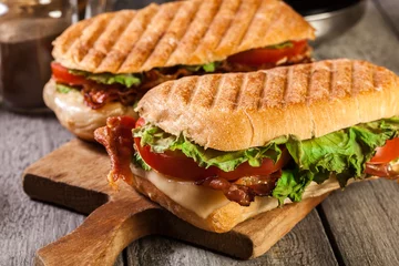 Wandaufkleber Geröstetes Ciabatta-Sandwich mit geräuchertem Speck, Käse und Tomaten © Sławomir Fajer