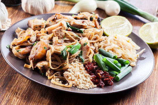 Pad Thai with chicken and shrimp