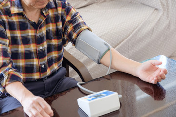 Fototapeta na wymiar 血圧を測る男性