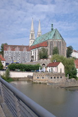 Widok katedry w Gorlitz (Goerlitz), Niemcy, z mostu po polskiej stronie granicznej rzeki Nysy...