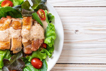 grilled chicken with salad vegetable