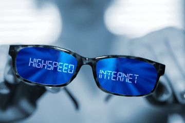 Eine Frau und eine Brille mit dem digital generierten Wort Highspeed Internet