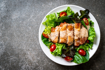 grilled chicken with salad vegetable