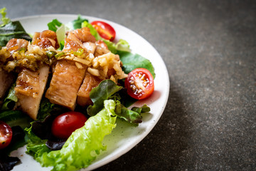 grilled chicken with salad vegetable