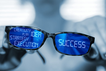 Eine Brille und digital generierten Worte Plan, Idee, Kreativität, Ausführung und Erfolg