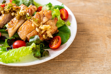 grilled chicken with salad vegetable