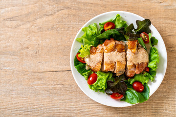 grilled chicken with salad vegetable