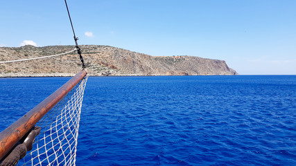 front of sailing ship with sea