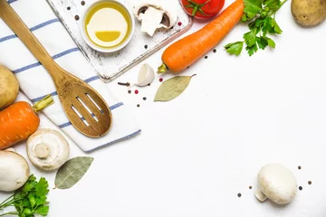 Fotobehang Koken Voedsel koken achtergrond. Verse groenten, kruiden en paddestoelen op witte achtergrond