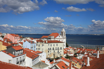 Fototapeta premium Widok z Miradouro de Santa Luzia na Alfamę. Lizbona. Portugalia