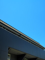 Fototapeta na wymiar 黒い建物と青空