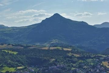 Fototapeta na wymiar Monti e valli nelle Marche