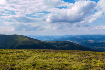 Obraz premium A beautiful plain with thick grass with an excellent view of the mountains