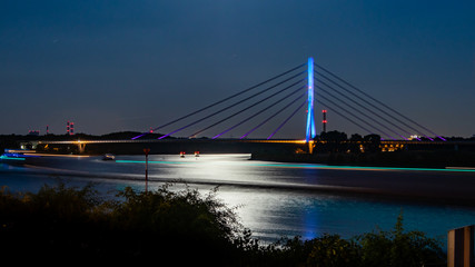 Fototapeta na wymiar luna reflejandose en el río bajo el puente