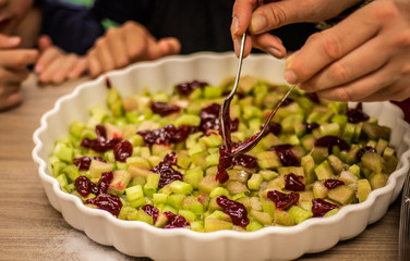 preparación de postre con mermelada