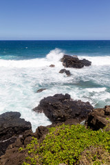 Wellen brechen sich an den Felsen bei Gris Gris in Souillac an der Südküste von Mauritius, Afrika.