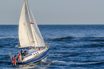 YACHT - Aventure en mer sur un voilier