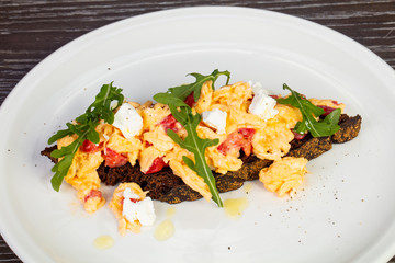 Tasty scramble on bread