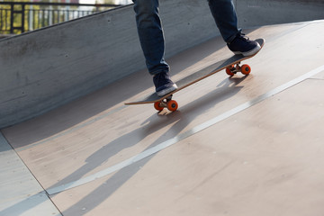 Obraz premium skateboarder legs skateboarding on skatepark