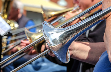 Musikant spielt Posaune in Big Band unter freiem Himmel - Nahaufnahme