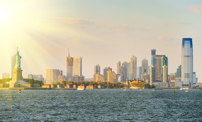 Obraz premium Widok na wieżowce z wody, od Hudson do miasta New Jersey, naprzeciw Nowego Jorku.