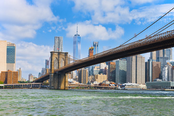 Obraz premium Suspended Brooklyn Bridge across Lower Manhattan and Brooklyn. New York, USA.