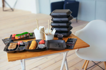 Obraz na płótnie Canvas rolls and Udon noodles on a wooden table