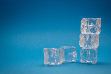 Eiswürfel mit blauem Hintergrund