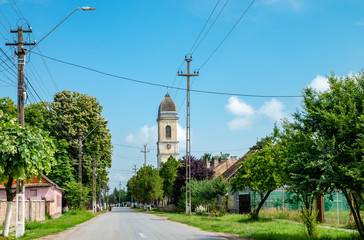 Das Dorf Sanmartin in Rum&auml;nien; Blick auf die KIrche