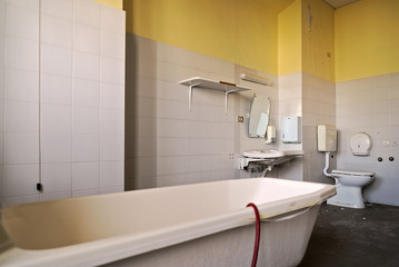 Bagno Ospedale Abbandonato di Garbagnate Urbex