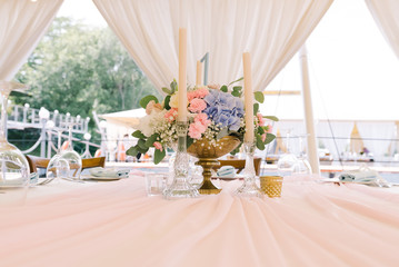 Fototapeta na wymiar Beautiful wedding decor on round tables in gentle flowers