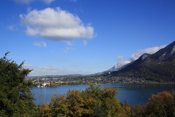 Blick über den See mit Bergen