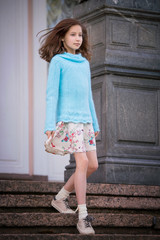 Девочка в голубом свитере