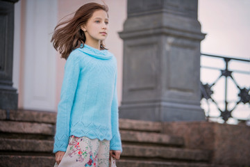Девочка в голубом свитере